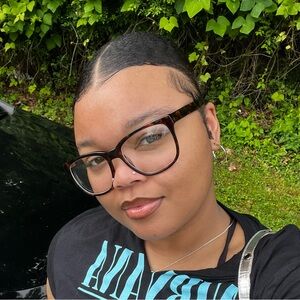 Meet your Posher, Leslie